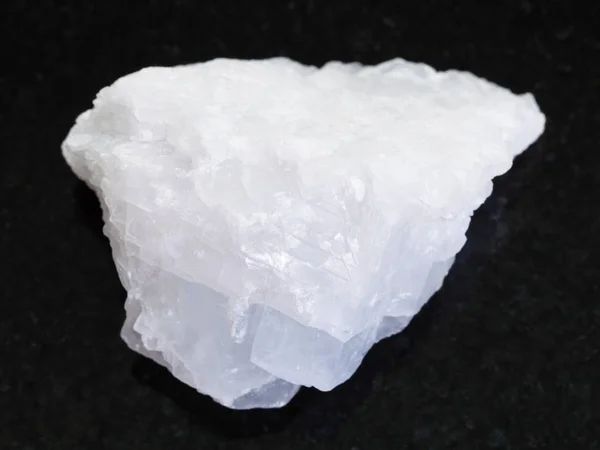 Nyers kristályos magnezit kő a sötét — Stock Fotó