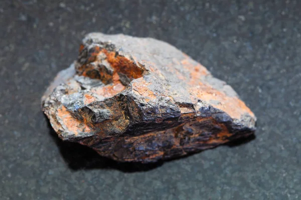 Pietra grezza Wolframite (minerale di tungsteno) sul buio — Foto Stock