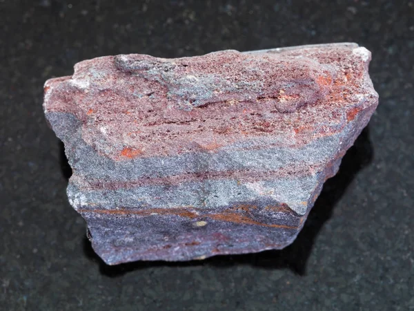 Πρώτες jaspilite (ferruginous quartzite) στο σκοτάδι — Φωτογραφία Αρχείου