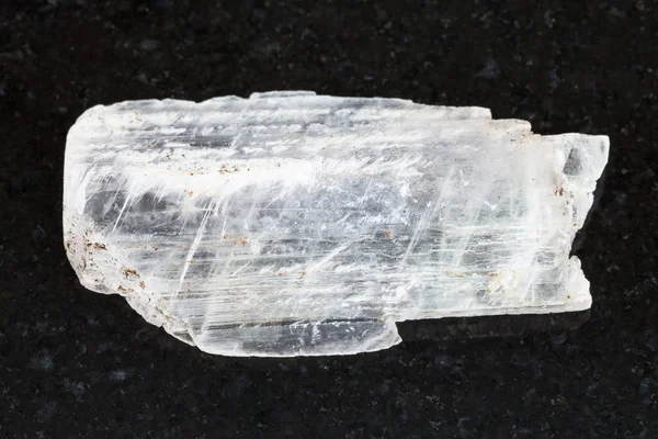 深色石膏宝石原水晶 — 图库照片
