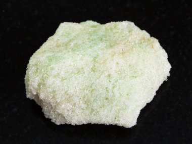 koyu arka plan üzerinde ham Lavrovite taş