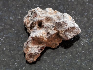 koyu arka plan üzerine kaba bazalt taş