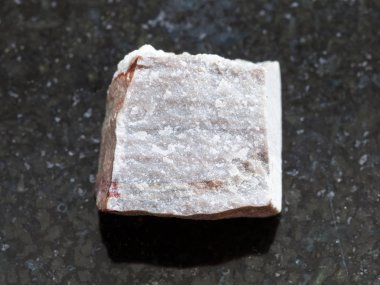 koyu arka plan üzerine kaba Rhyolite taş