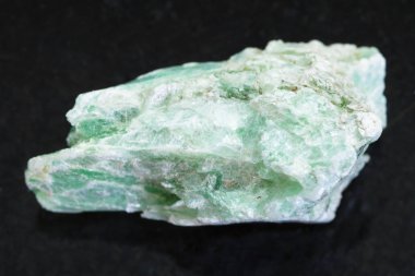 ham yeşil pudra taş koyu arka plan üzerine