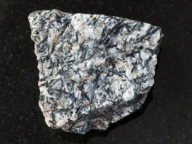 koyu arka plan üzerine kaba lujavrite taş