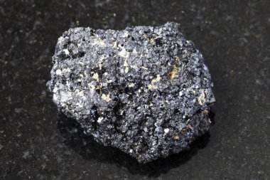 Kristal Perovskite taş koyu arka plan üzerine