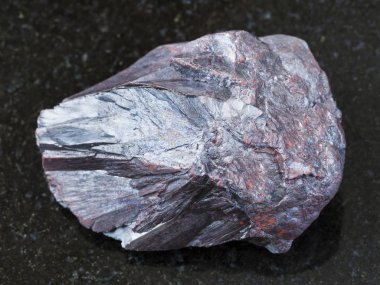 koyu arka plan üzerine kaba hematit taşı