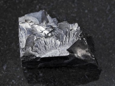 ham shungite taş koyu arka plan üzerine