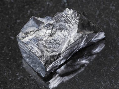 shungite taş koyu arka plan üzerine