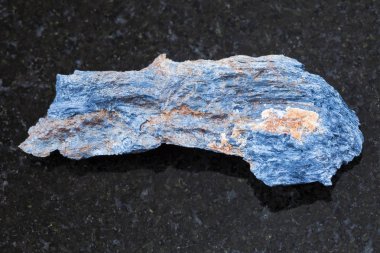 koyu arka plan üzerinde ham Rhodusite taş