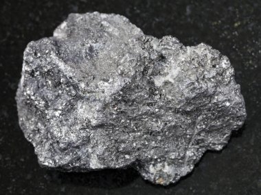 koyu arka plan üzerinde ham grafit taş