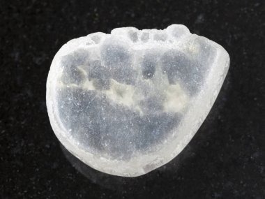 koyu arka plan üzerinde eskitme Ulexite değerli taş