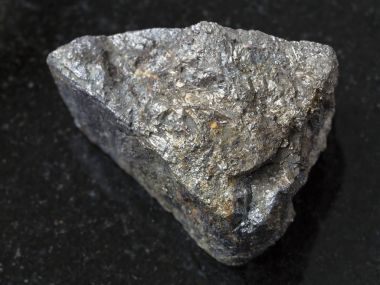 koyu arka plan üzerinde ham Arsenopyrite taş