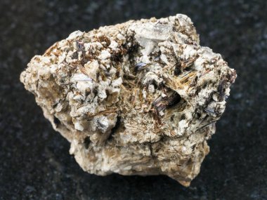 Kara günü ham natrolit Astrophyllite kristaller