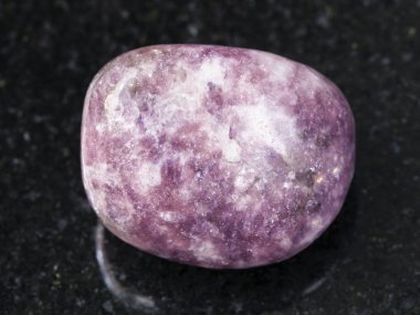 Eskitme lepidolit gemstone koyu arka plan üzerinde