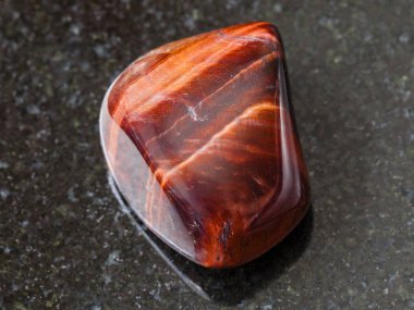 cilalı turnayı gözünden gemstone koyu arka plan üzerinde