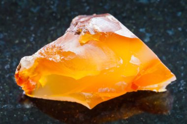 Kara günü ham Carnelian (kalsedon) değerli taş