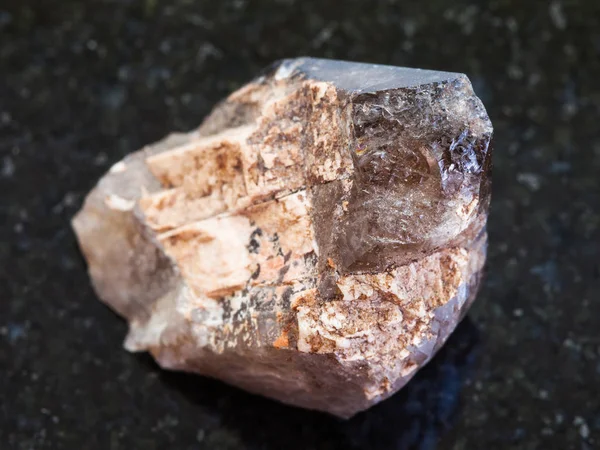 Cristal crudo de piedra preciosa de cuarzo ahumado en la oscuridad — Foto de Stock