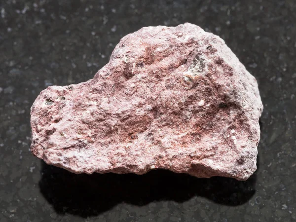 Ash Tuff surowego kamienia na ciemnym tle — Zdjęcie stockowe