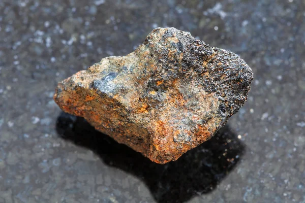 Ostry kamień Psilomelane (rudy manganu) na ciemny — Zdjęcie stockowe