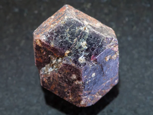 Hrubý krystal dravite turmalín kámen na tmavé — Stock fotografie