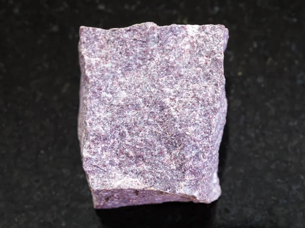 Сирий камінь алюміній на темному фоні — стокове фото