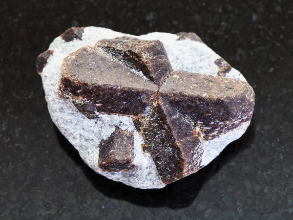 Rohkristall aus Staurolit in Glimmerschiefer auf dunklem — Stockfoto