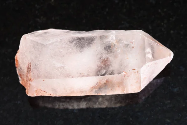 Cristal crudo de piedra preciosa de cuarzo rosa en la oscuridad — Foto de Stock