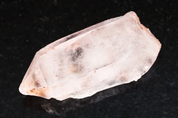 Cristal áspero de pedra preciosa de quartzo rosa no escuro — Fotografia de Stock