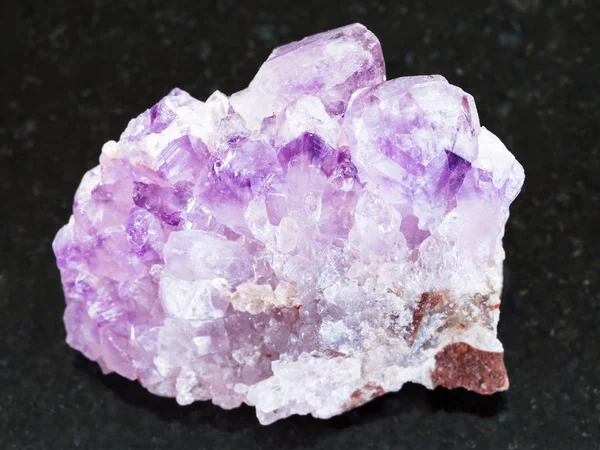 Kristal mentah Amethyst druse pada gelap — Stok Foto