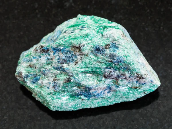 Crudo Fuchsite (mica de cromo) piedra en la oscuridad — Foto de Stock