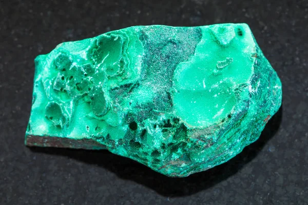 Грубий зелений малахітовий камінь на темному фоні — стокове фото
