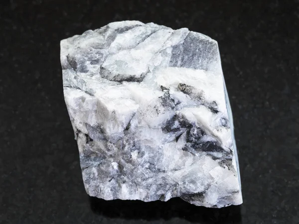 Pietra di magnesite grezza su sfondo scuro — Foto Stock