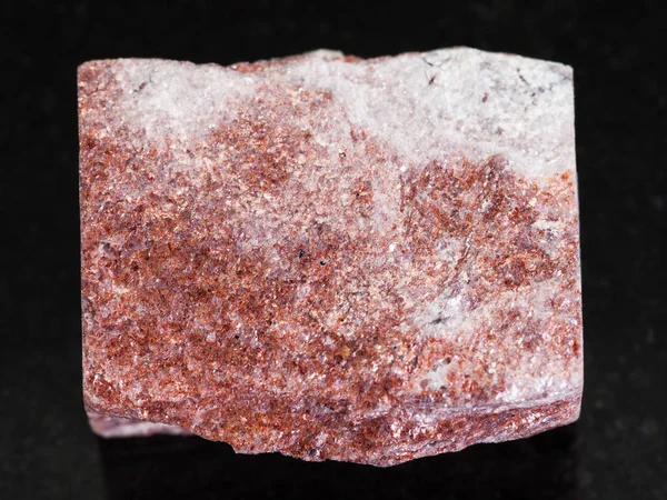 Грубий рожевий камінь Авентюрін на темному фоні — стокове фото