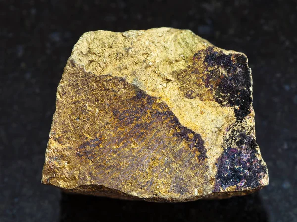 Ostry żółty Chalkopiryt kamień na ciemny — Zdjęcie stockowe