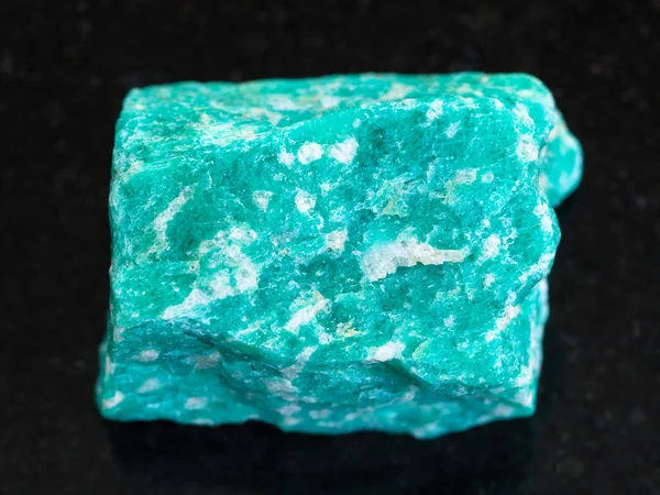 Сырой зеленый амазонитовый камень на темном — стоковое фото