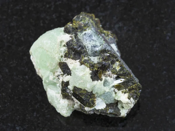 Epidoot kristallen op Prehniet edelsteen op donker — Stockfoto