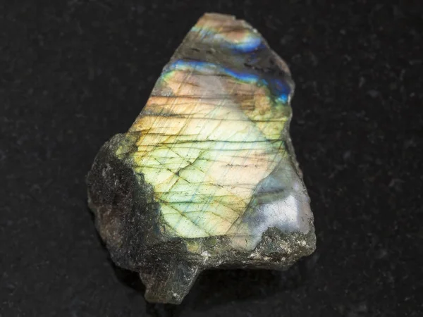 Lastra lucida di pietra di labradorite su scuro — Foto Stock