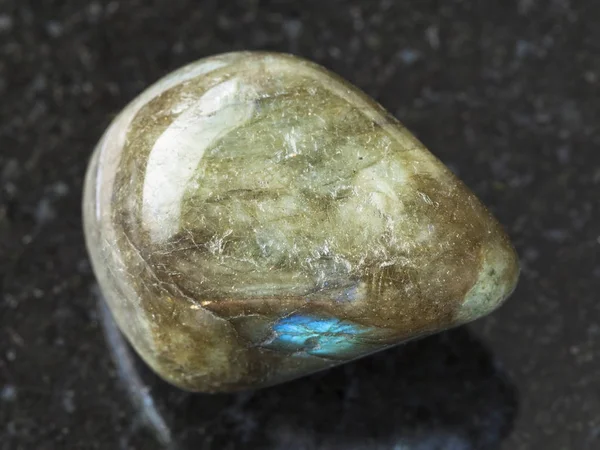 Pedra preciosa labradorita polida no fundo escuro — Fotografia de Stock