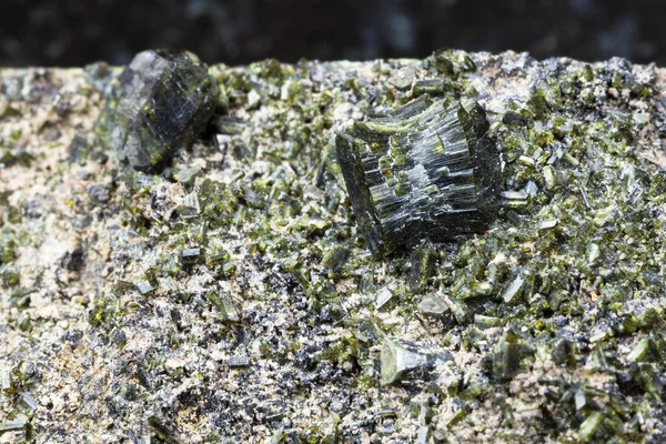 Кристаллы эпидота на скале крупным планом — стоковое фото