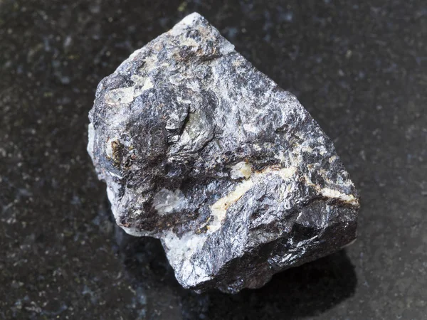 Mineral de esfalalita sobre fondo oscuro — Foto de Stock