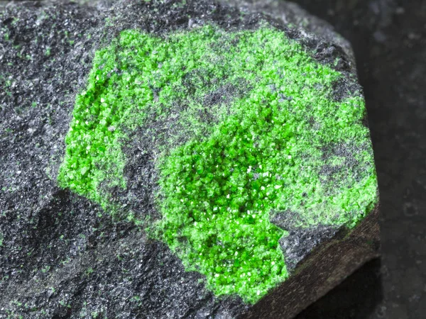 Kristalle von Uvarovit auf Felsen aus nächster Nähe — Stockfoto