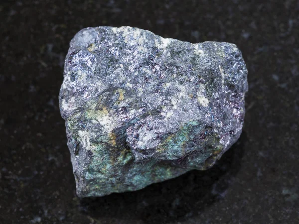 Bornite surový kámen na tmavém pozadí — Stock fotografie