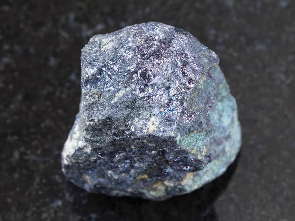 어두운 배경에서 bornite 돌 — 스톡 사진