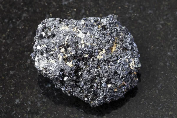 Kristallijn perovskiet steen op donkere achtergrond — Stockfoto