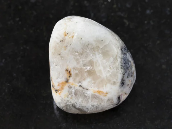 Piedra de barita derrumbada sobre fondo oscuro — Foto de Stock