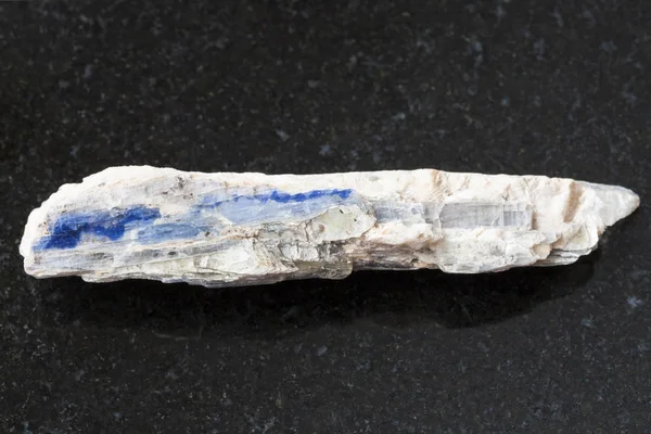 Raaka sininen kyaniitti kivi tumma — kuvapankkivalokuva