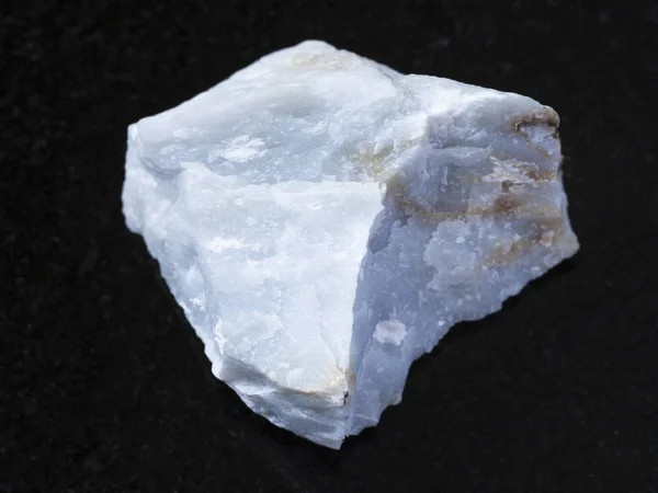 Durva Angelite (kék anhidrit) kő a sötét — Stock Fotó