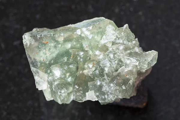 Зеленый кристаллический флюорит драгоценный камень на темноте — стоковое фото