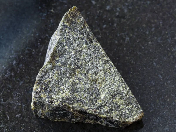 Piedra áspera Diopside sobre fondo oscuro — Foto de Stock